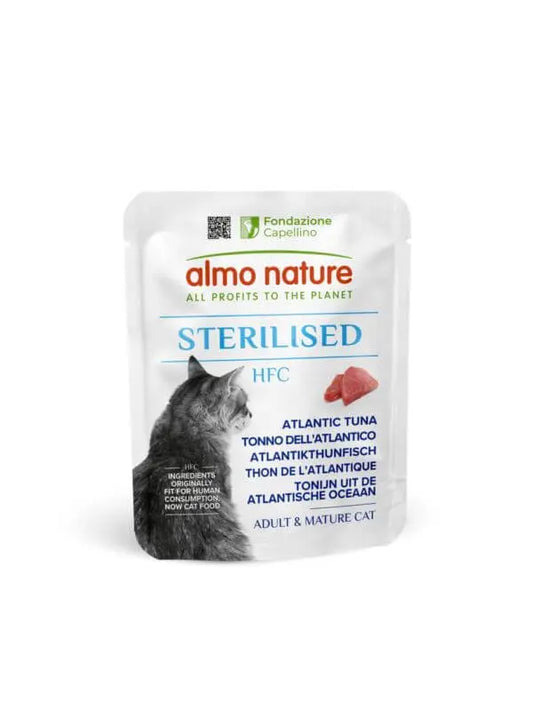 Opakowanie karmy Almo Nature HFC Sterilised z tuńczykiem atlantyckim dla kotów, z grafiką kota i logo marki.