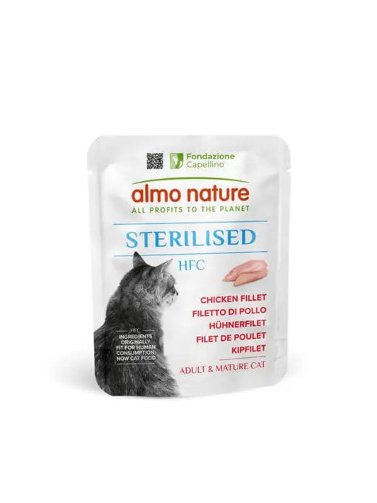 Opakowanie Almo Nature HFC Sterilised Filet z Kurczaka 50g dla kotów, z wizerunkiem kota i filetami z kurczaka. Karma najwyższej jakości.