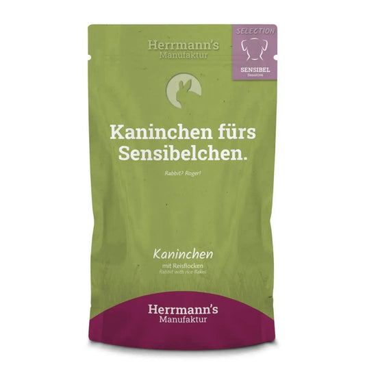 Zielony worek karmy dla psa Herrmann's with Rabbit, napis 'Kaninchen fürs Sensibelchen', zdjęcie królika, logo Herrmann's Manufaktur.