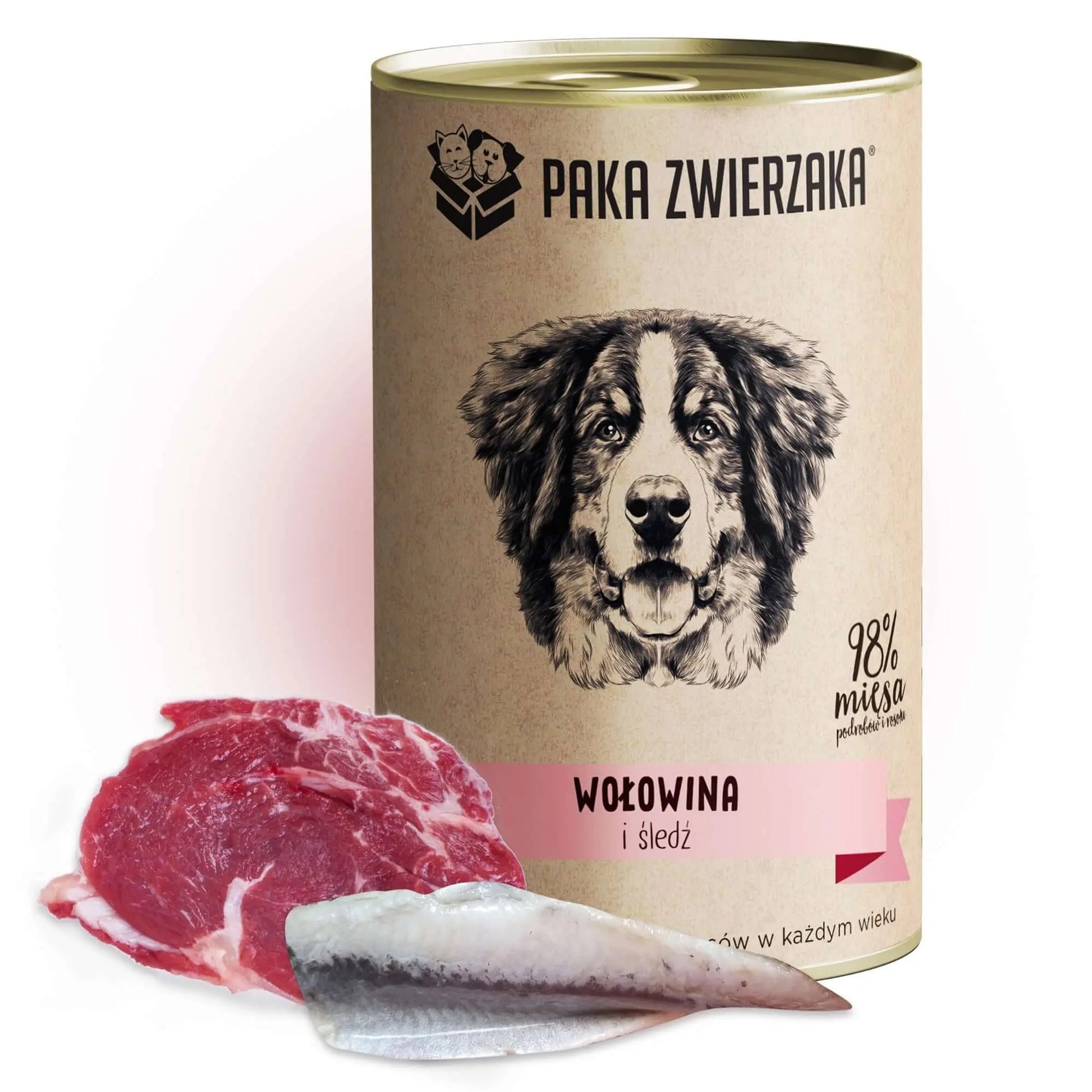 Puszka karmy Paka Zwierzaka z twarzą psa, obok plaster wołowiny i śledź. Naturalna karma z 98% mięsa dla psów.