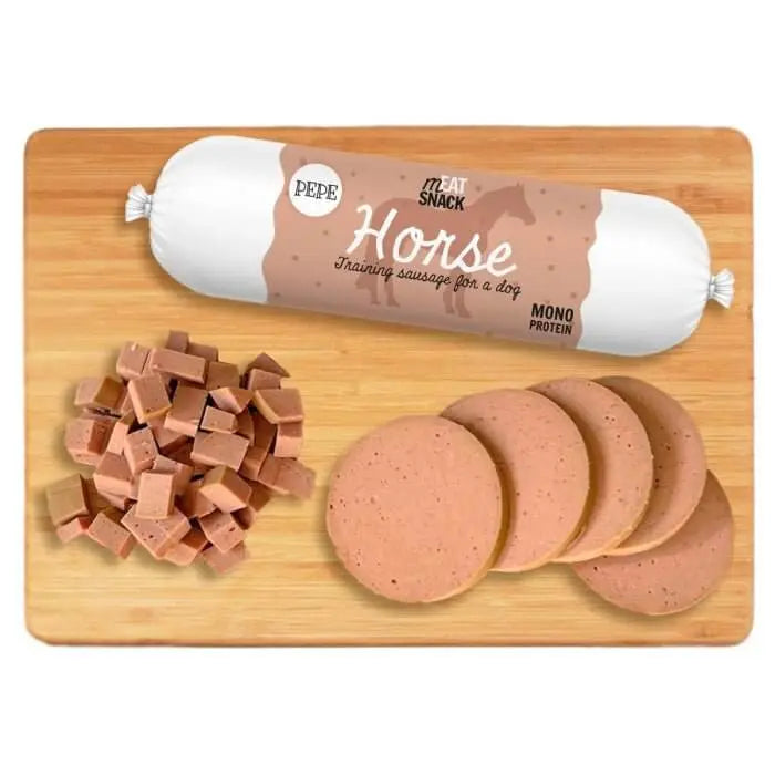 Kiełbaska treningowa konina Pepe Horse 200g, plasterki i kostki na drewnianej desce