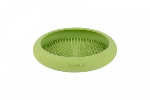 Zielona mata LickiMat UFO dla psa, z wysokimi brzegami i przyssawkami, zapewnia stabilność i zapobiega wypadaniu jedzenia podczas karmienia.