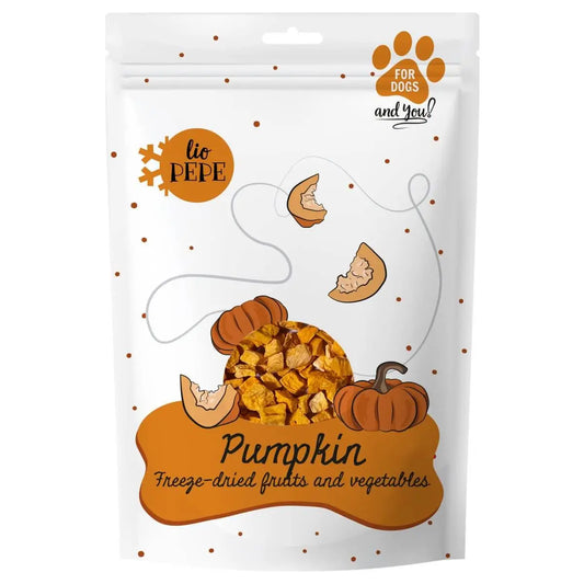 Paczka z liofilizowanymi kawałkami dyni dla psa, białe tło, pomarańczowe kawałki dyni, napis 'Pumpkin', ozdobione grafikami dyni.