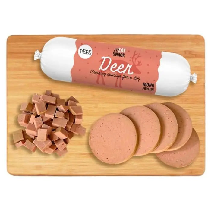 Kiełbaska treningowa jeleń Pepe Deer 200g na desce, pokrojona na kawałki i plasterki, naturalna przekąska dla psa.