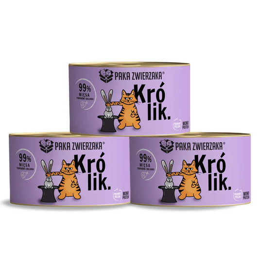 Trzy puszki karmy mokrej dla kotów z królika, na fioletowym tle, z grafiką kota i królika. Zawartość: 99% mięsa z królika.