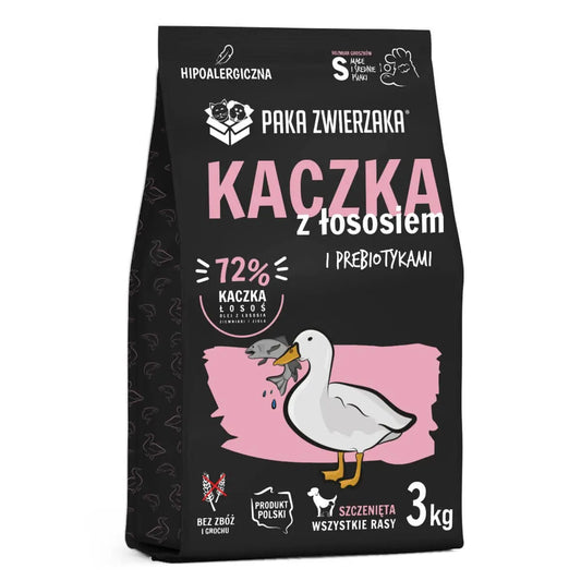 Opakowanie karmy dla szczeniąt z kaczką i łososiem, 3 kg, marki Paka Zwierzaka. Na opakowaniu wizerunek kaczki z rybą w dziobie.