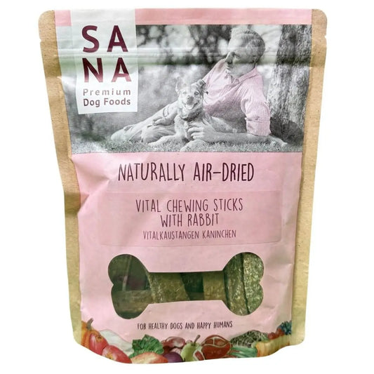 Opakowanie pasków żujących dla psów z nadrukiem mężczyzny z psem, napis 'Vital Chewing Sticks with Rabbit', zawiera naturalne składniki.