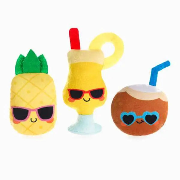 Zabawki dla psa Food Party Pina Colada: ananas, kokos i koktajl, każdy z piszczkiem, w jaskrawych kolorach i z okularami przeciwsłonecznymi.