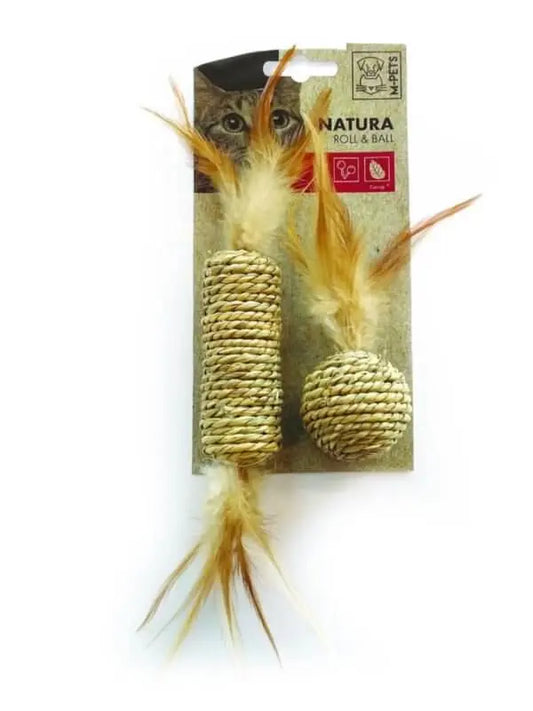 Zabawka Natura - Roll & Ball, dwie plecione kule z piórami na tle opakowania z kocimi motywami.